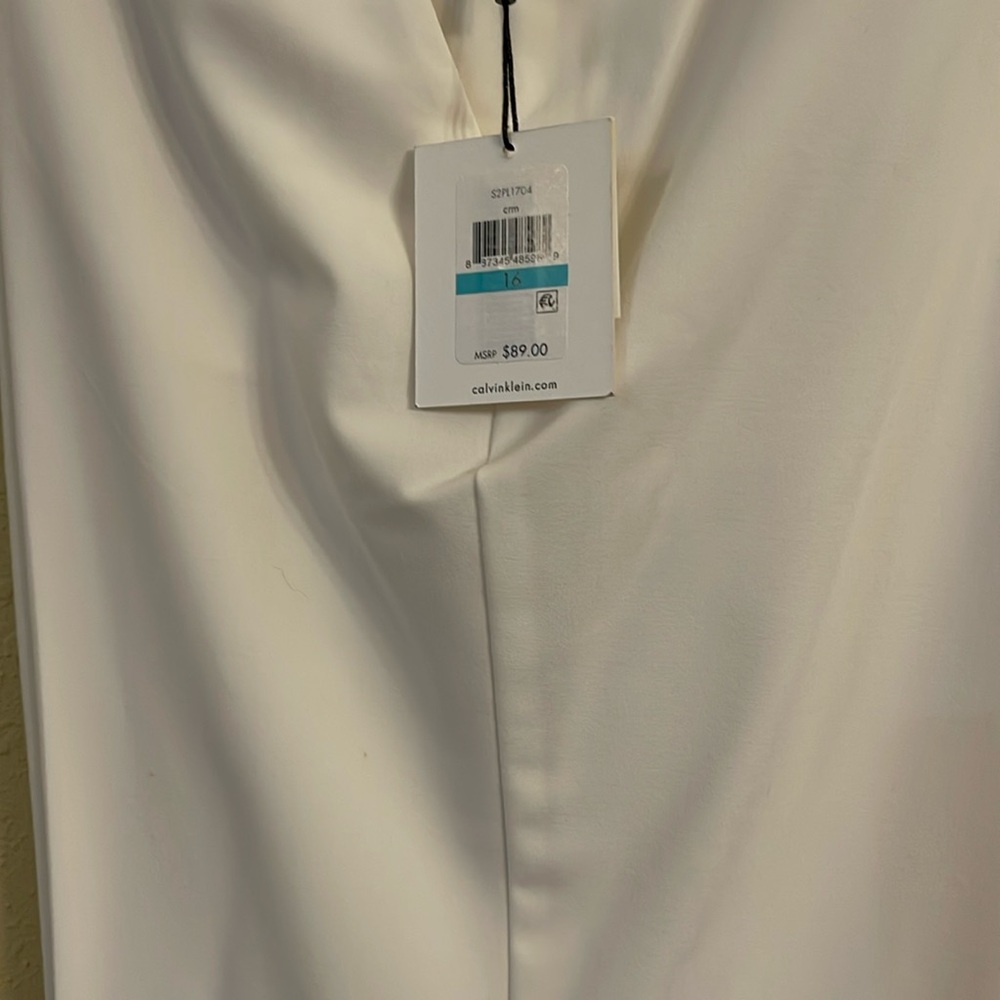 NWT
Calvin Klein 
Women’s dress pants
Fully lined
Size 16
Classic fit